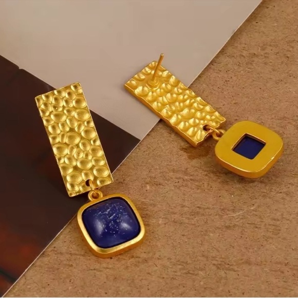 Vintage Hammered Gold Blue Gem Design Earrings - Picture 2 of 9